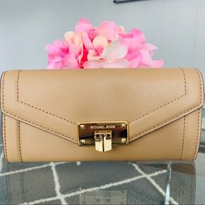 NWT Michael Kors KINSLEY Carryall Leather